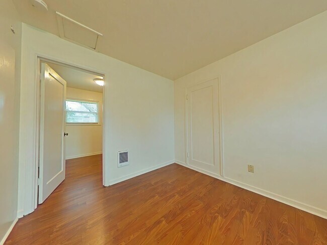 Building Photo - 1 Bedroom Apartment ~ Close to Campus ~ Cat Friendly