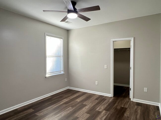 Building Photo - 210 Hearthwood Dr