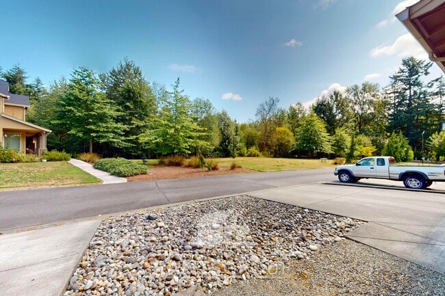 Building Photo - Beautifully upgraded townhome in a quiet L...