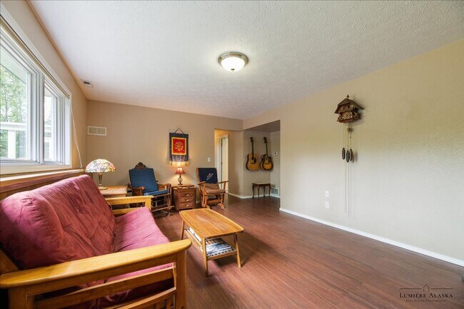 Building Photo - Beautiful 4 Bedroom 2 Bathroom House!