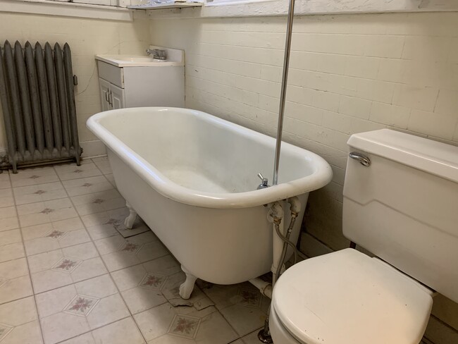 Claw foot tub - 816 N Sheridan St