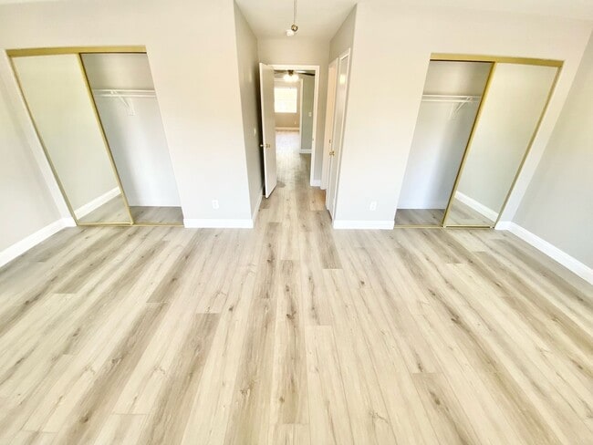 Building Photo - STUNNING 2 BEDROOMS 2.5 BATHROOMS TWO STORY TOWNHOUSE IN GATED COMMUNITY!