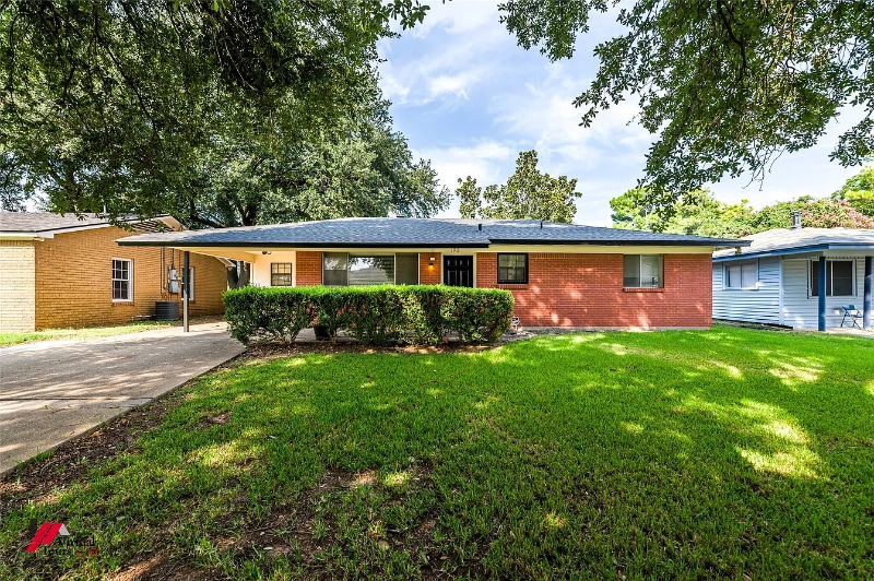 Primary Photo - 1913 Lee St