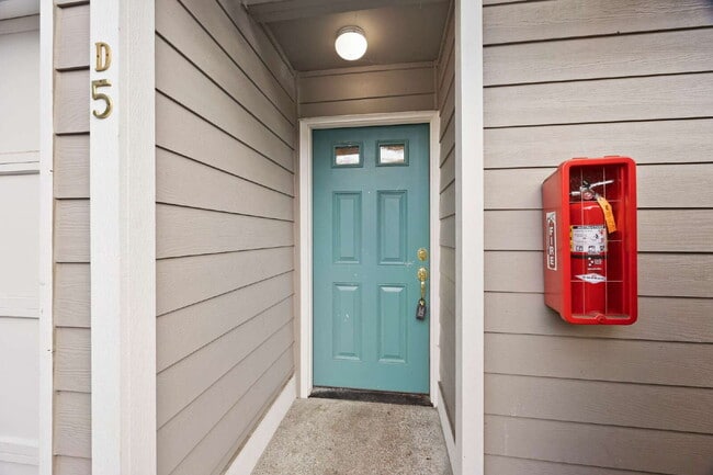 Building Photo - **NO SHOWINGS, APPLICATION HAS BEEN RECEIVED** $1795.00. One-Bedroom, and a 2nd Open Loft style r...