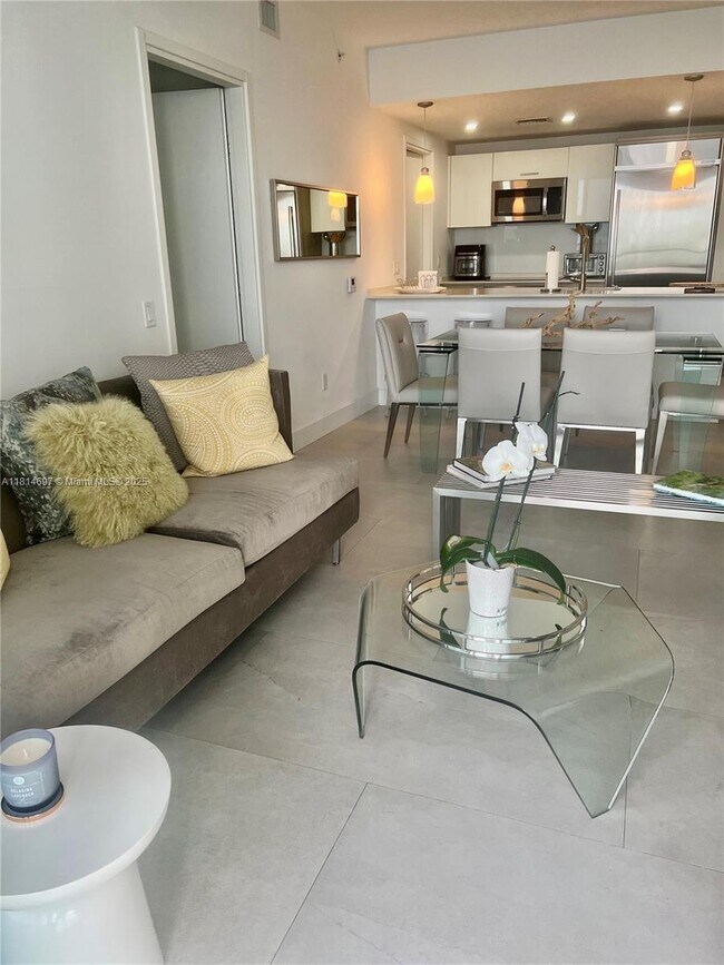 Building Photo - 1300 Brickell Bay Dr