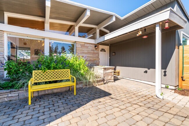 Building Photo - 4bd/1.75ba Shoreline Home