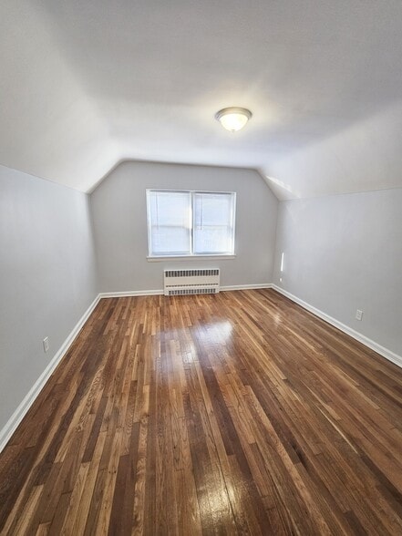 Extra large bedroom with high vaulted ceilings - 2050 Hazen St