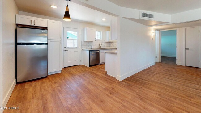 Building Photo - 3942 E Earll Dr