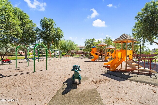 Building Photo - 10226 E Lakeview Ave