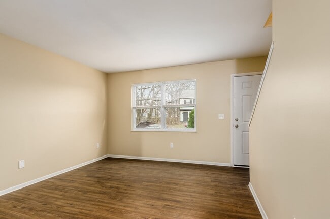 Building Photo - 2566 Sandbury Blvd