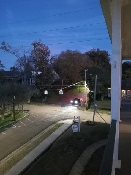 Building Photo - 1116 Main St