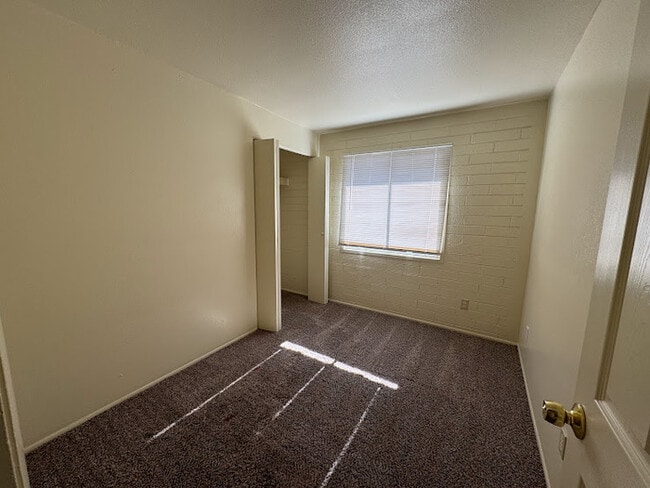 Building Photo - Holiday Gardens Townhome