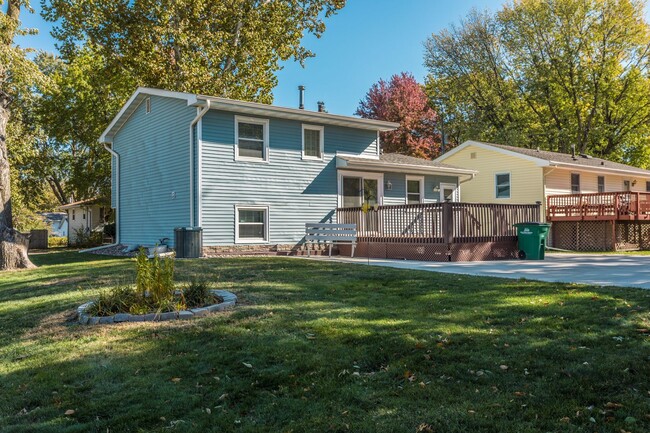 Building Photo - Great Urbandale home!