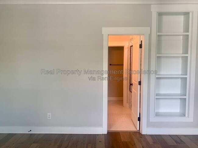 Building Photo - 443 Como Dr