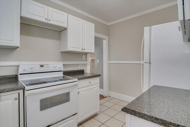 Building Photo - Cozy Cottage in Midtown!