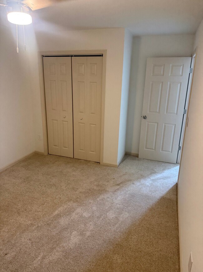 Building Photo - 5769 Dewsbury Ln