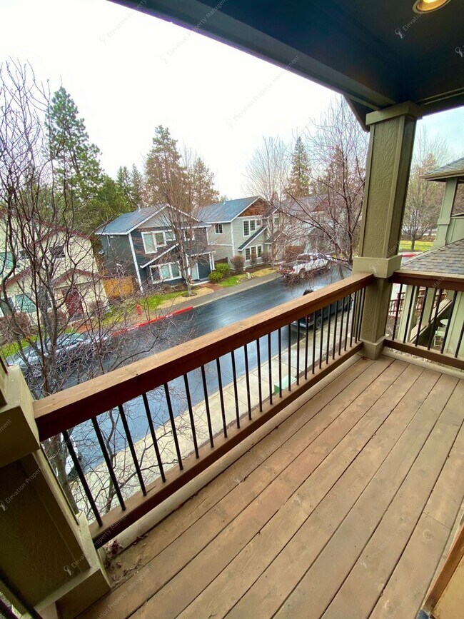 Building Photo - Dual-Level 3 BR - 2.5 BA Haven in Central Bend