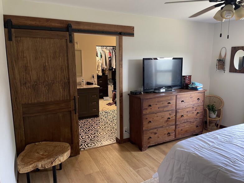 Master bedroom - 315 Lakeshore Dr