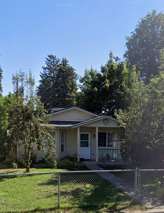 Building Photo - 1806 N Medina St