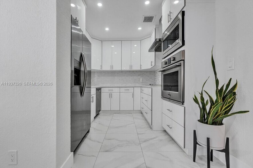 Building Photo - 6470 SW 27th St