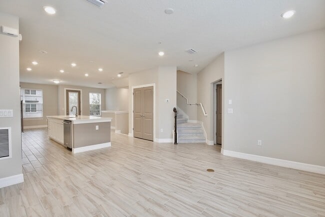 Building Photo - Luxurious 3/3.5 Spacious Townhome with a B...
