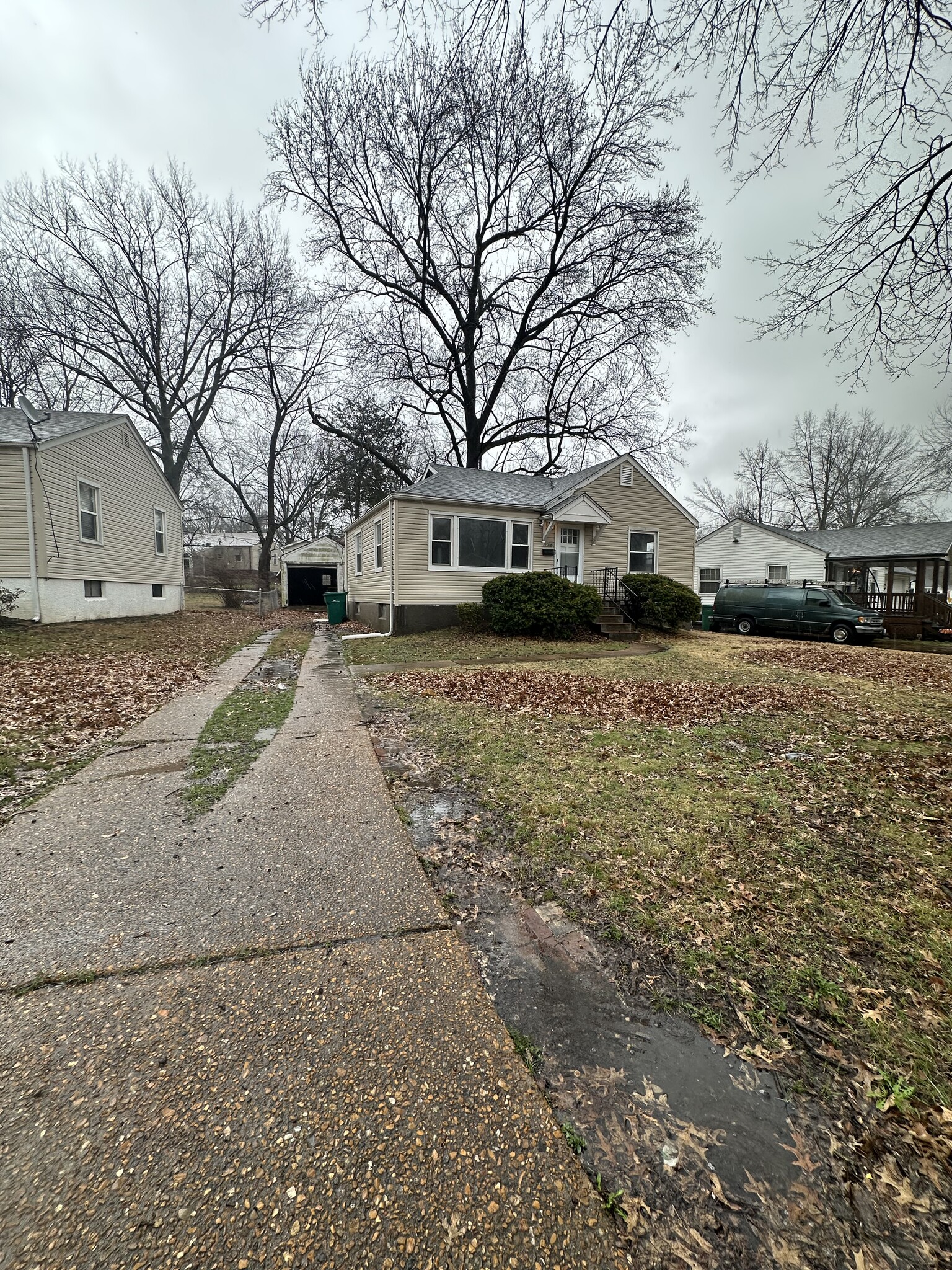 Building Photo - 2018 Raven Dr