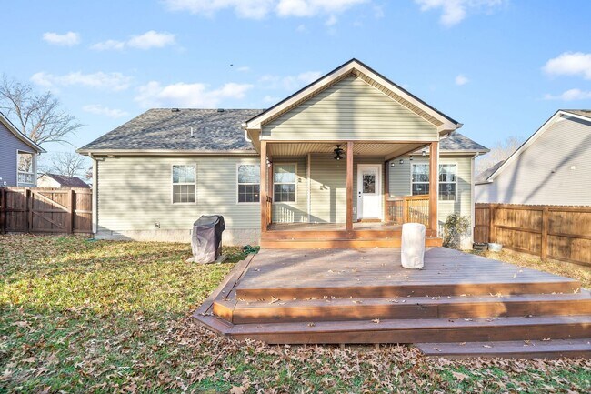 Building Photo - Country feel in the City.  Sharp 3 bed 2 bath.  Close to Fort Campbell.