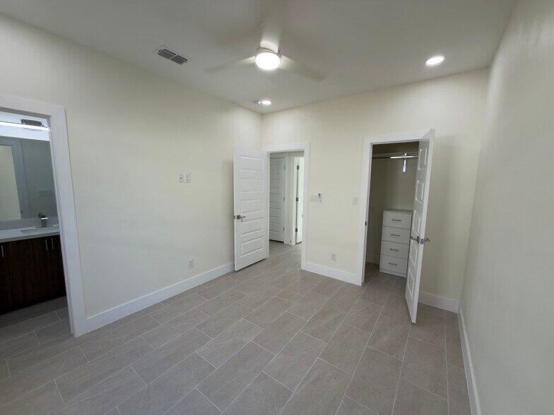 Building Photo - 609 N Alexandrite Ave