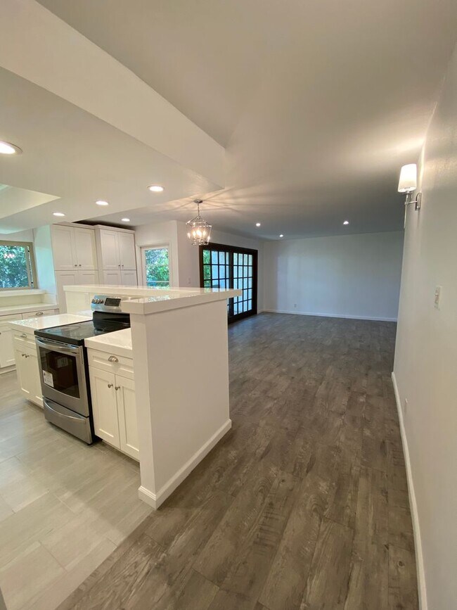 Building Photo - Beautifully Renovated 3+2 Creekside Condo in Calabasas