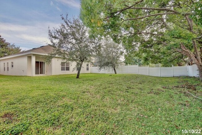 Building Photo - Amazing 3/2 Spacious Home with a Bonus Roo...