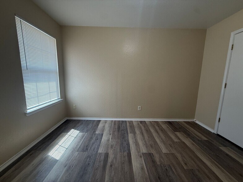 Building Photo - 4000 Doraine Ct