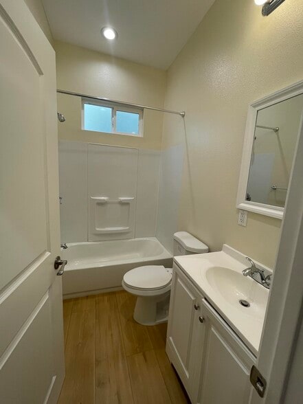 Full bathroom - 371 Douglas St
