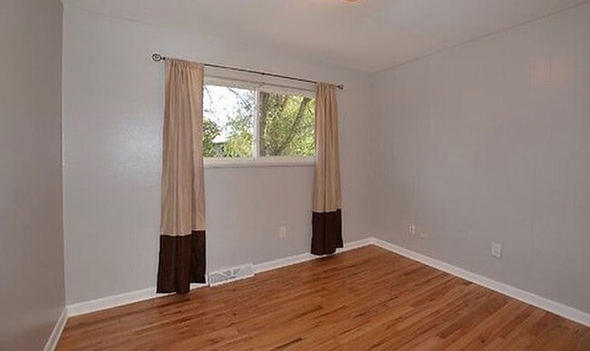 Building Photo - 325 N Roosevelt Ave