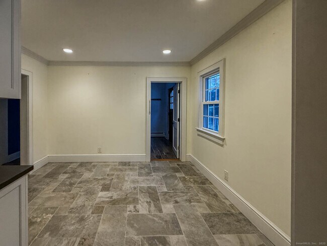 Building Photo - 2 Maple Ln