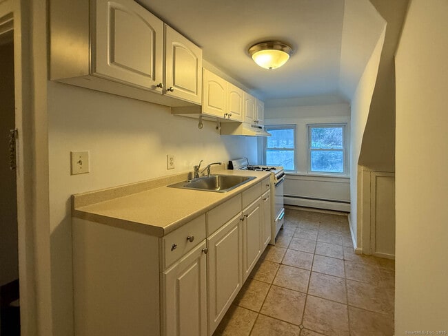 Building Photo - 2 Maple Ln