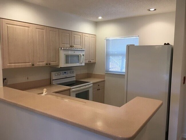 Building Photo - Ground floor Condo off Universiy