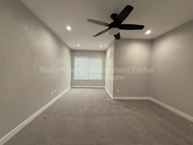 Building Photo - 606 E Royal Palm Square N