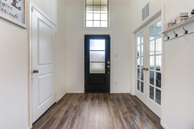 Building Photo - 26627 Ledgemont Dr