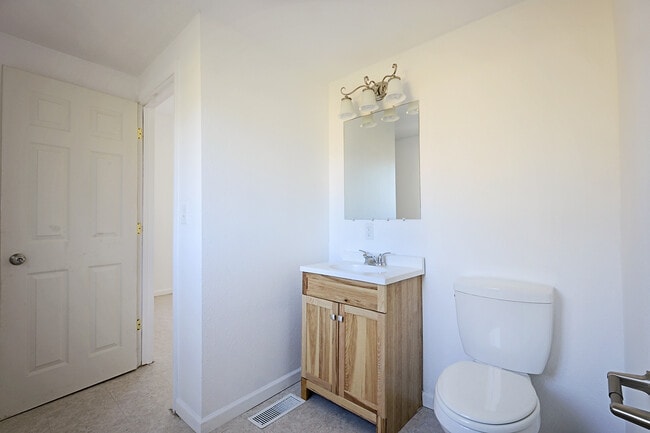 Building Photo - 814 2nd Ave NW