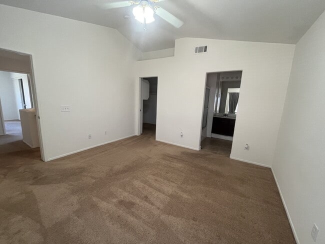 Building Photo - "Charming 3-Bed, 2.5-Bath Home in Oxnard –...