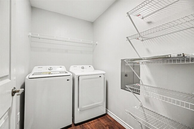 Building Photo - 326 S Bell Dr