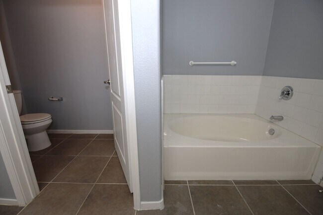 Building Photo - First Floor Condo in Green Valley!