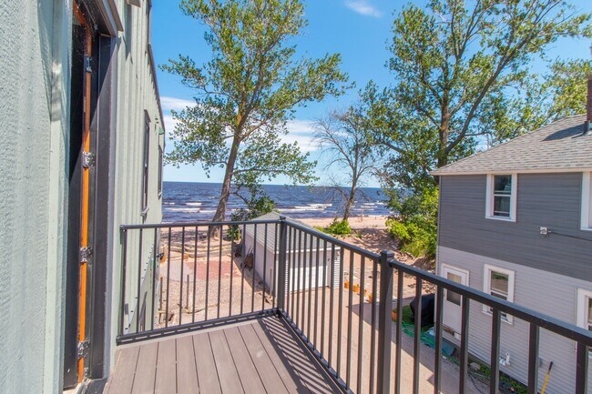 Building Photo - AVAILABLE JULY - Renovated Luxury 1 bed/1 ...