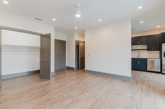 Building Photo - Studio Apartment Living in Washington Square!