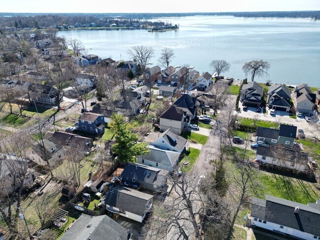 Building Photo - Lake Living at Its Finest in Keego Harbor!