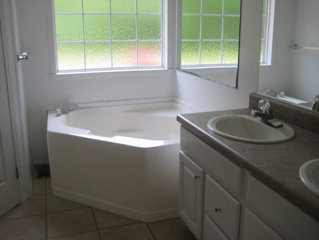 Building Photo - Beautiful Home in the Richlands area.