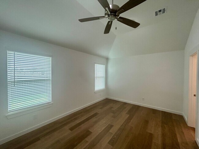 Building Photo - Great floorplan on a corner lot!