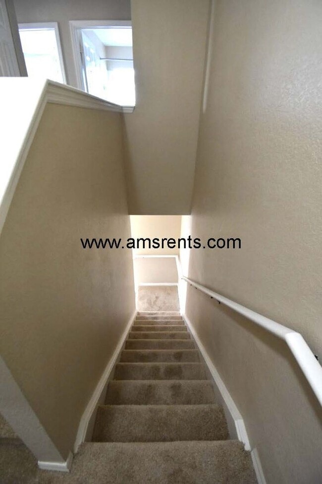 Building Photo - 4 bedroom and 3 bathroom Townhouse