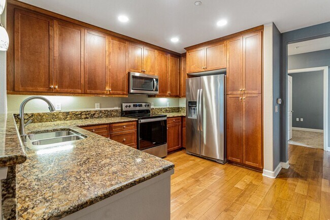 Building Photo - Beautiful & spacious 2 bedroom end unit condo in coastal Oceanside