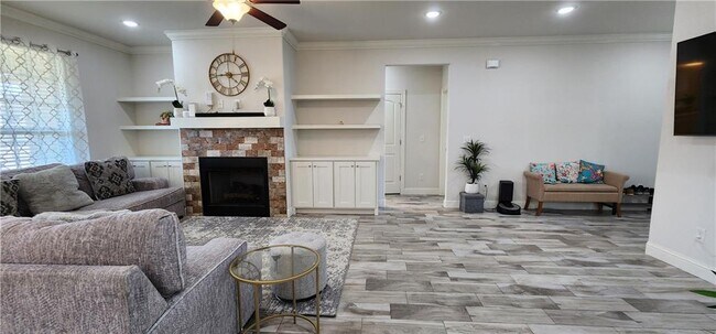 Building Photo - 1001 W Ashmore Landing Loop